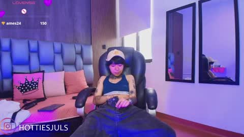 Snapshot of hottiesjuls chatting on July 8, 8:02 pm Juls online show from July 8, 8:02 pm