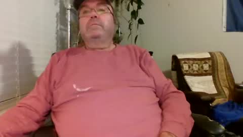 Snapshot of hottop_1981 chatting on December 10, 2:05 am Hottop 1981 online show from December 10, 2:05 am