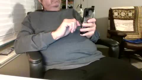 Snapshot of hottop_1981 chatting on December 14, 2:45 am Hottop 1981 online show from December 14, 2:45 am