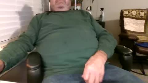 Snapshot of hottop_1981 chatting on December 28, 2:33 am Hottop 1981 online show from December 28, 2:33 am