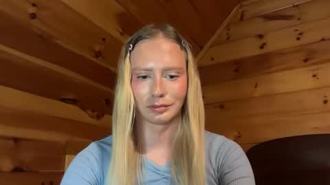 Snapshot of hottransgirlie chatting on January 19, 12:39 pm HotTransGirlie online show from January 19, 12:39 pm