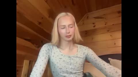 Snapshot of hottransgirlie chatting on November 18, 9:25 am HotTransGirlie online show from November 18, 9:25 am