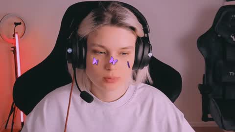 Snapshot of hottyblonds chatting on December 3, 5:12 pm Nessie and Jessie online show from December 3, 5:12 pm