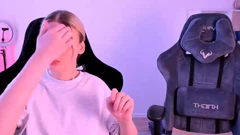 Snapshot of hottyblonds chatting on December 13, 8:09 am Nessie and Jessie online show from December 13, 8:09 am