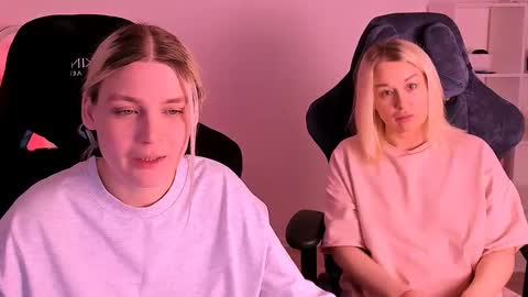 Snapshot of hottyblonds chatting on December 19, 6:45 am Nessie and Jessie online show from December 19, 6:45 am