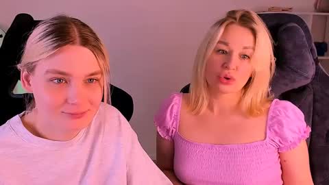 Snapshot of hottyblonds chatting on December 20, 7:22 am Nessie and Jessie online show from December 20, 7:22 am