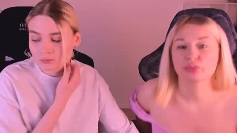 Snapshot of hottyblonds chatting on December 31, 5:40 pm Nessie and Jessie online show from December 31, 5:40 pm