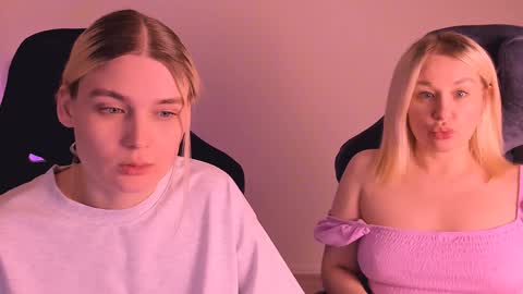 Snapshot of hottyblonds chatting on December 31, 10:01 pm Nessie and Jessie online show from December 31, 10:01 pm