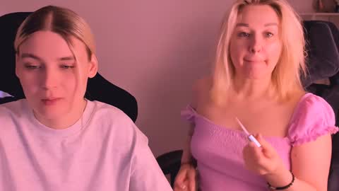 Snapshot of hottyblonds chatting on January 1, 1:37 pm Nessie and Jessie online show from January 1, 1:37 pm