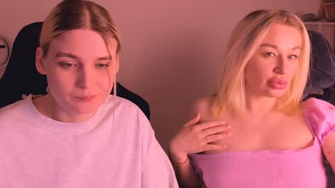 Snapshot of hottyblonds chatting on January 1, 9:20 pm Nessie and Jessie online show from January 1, 9:20 pm