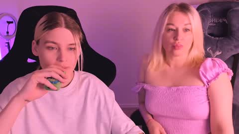 Snapshot of hottyblonds chatting on January 2, 4:35 pm Nessie and Jessie online show from January 2, 4:35 pm