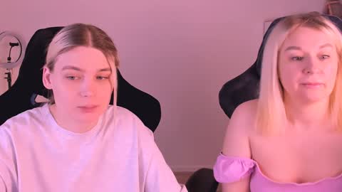 Snapshot of hottyblonds chatting on January 2, 7:40 pm Nessie and Jessie online show from January 2, 7:40 pm