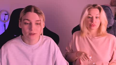 Snapshot of hottyblonds chatting on January 5, 3:23 pm Nessie and Jessie online show from January 5, 3:23 pm