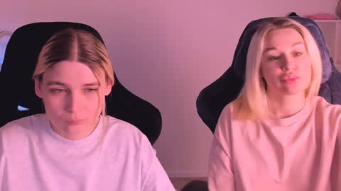 Snapshot of hottyblonds chatting on January 5, 6:24 pm Nessie and Jessie online show from January 5, 6:24 pm