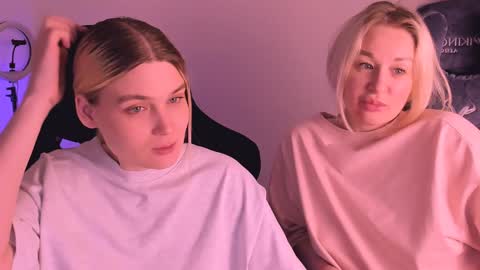 Snapshot of hottyblonds chatting on January 6, 2:04 am Nessie and Jessie online show from January 6, 2:04 am