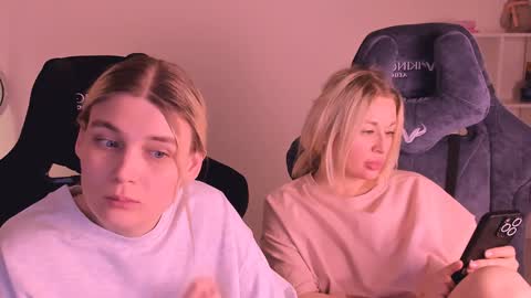 Snapshot of hottyblonds chatting on January 6, 5:08 am Nessie and Jessie online show from January 6, 5:08 am