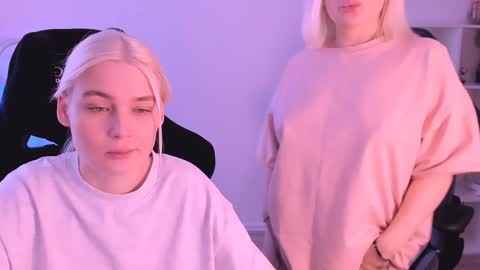 Snapshot of hottyblonds chatting on January 23, 9:39 am Nessie and Jessie online show from January 23, 9:39 am