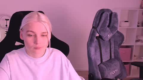 Snapshot of hottyblonds chatting on January 24, 6:57 am Nessie and Jessie online show from January 24, 6:57 am