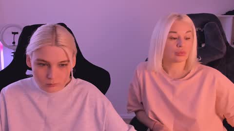 Snapshot of hottyblonds chatting on February 3, 12:14 pm Nessie and Jessie online show from February 3, 12:14 pm