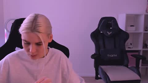 Snapshot of hottyblonds chatting on February 4, 11:05 am Nessie and Jessie online show from February 4, 11:05 am