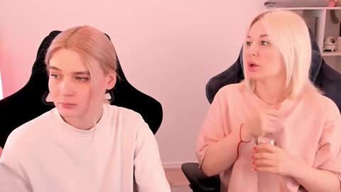 Snapshot of hottyblonds chatting on March 6, 10:52 am Nessie and Jessie online show from March 6, 10:52 am