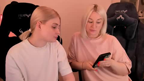 Snapshot of hottyblonds chatting on March 6, 3:45 pm Nessie and Jessie online show from March 6, 3:45 pm