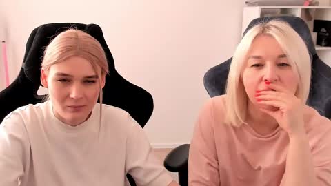 Snapshot of hottyblonds chatting on March 7, 2:01 pm Nessie and Jessie online show from March 7, 2:01 pm