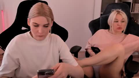 Snapshot of hottyblonds chatting on March 8, 10:00 am Nessie and Jessie online show from March 8, 10:00 am