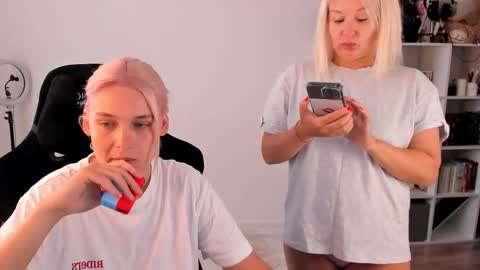 Snapshot of hottyblonds chatting on September 18, 11:23 am Nessie and Jessie online show from September 18, 11:23 am