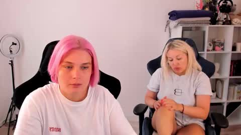 Snapshot of hottyblonds chatting on September 19, 10:38 am Nessie and Jessie online show from September 19, 10:38 am