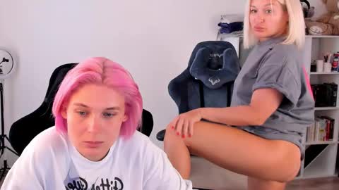 Snapshot of hottyblonds chatting on September 20, 10:27 am Nessie and Jessie online show from September 20, 10:27 am