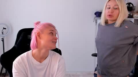 Snapshot of hottyblonds chatting on September 25, 10:30 am Nessie and Jessie online show from September 25, 10:30 am