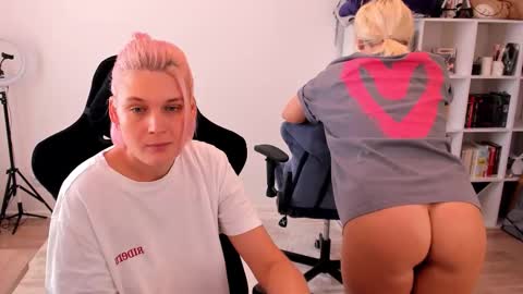 Snapshot of hottyblonds chatting on October 3, 9:39 am Nessie and Jessie online show from October 3, 9:39 am