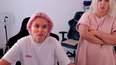 Snapshot of hottyblonds chatting on October 4, 10:02 am Nessie and Jessie online show from October 4, 10:02 am