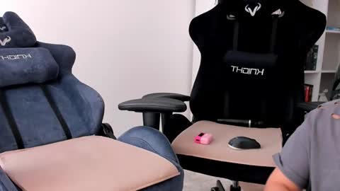 Snapshot of hottyblonds chatting on October 9, 11:19 am Nessie and Jessie online show from October 9, 11:19 am