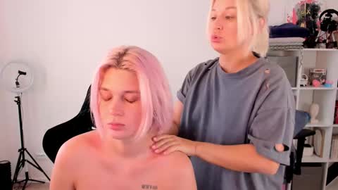 Snapshot of hottyblonds chatting on October 10, 10:03 am Nessie and Jessie online show from October 10, 10:03 am