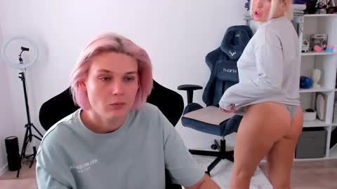 Snapshot of hottyblonds chatting on October 11, 10:25 am Nessie and Jessie online show from October 11, 10:25 am