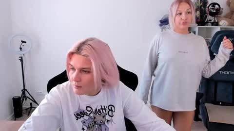 Snapshot of hottyblonds chatting on October 18, 10:16 am Nessie and Jessie online show from October 18, 10:16 am