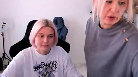 Snapshot of hottyblonds chatting on October 19, 9:54 am Nessie and Jessie online show from October 19, 9:54 am