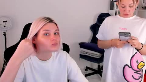 Snapshot of hottyblonds chatting on November 1, 10:50 am Nessie and Jessie online show from November 1, 10:50 am