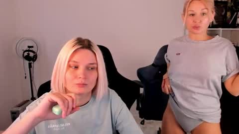 Snapshot of hottyblonds chatting on November 28, 10:51 am Nessie and Jessie online show from November 28, 10:51 am