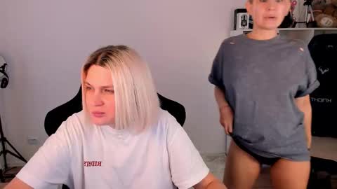 Snapshot of hottyblonds chatting on December 21, 11:06 am Nessie and Jessie online show from December 21, 11:06 am