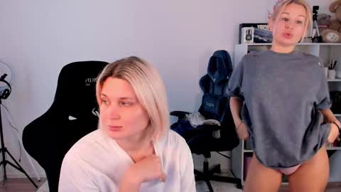 Snapshot of hottyblonds chatting on December 22, 11:29 am Nessie and Jessie online show from December 22, 11:29 am