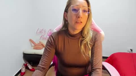 hottychrystal online show from December 3, 1:57 am