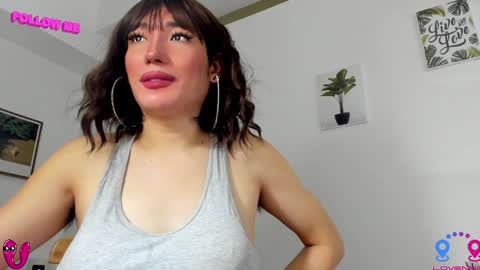 Snapshot of hottycrishinaxx chatting on December 7, 7:05 am crishinahotty online show from December 7, 7:05 am