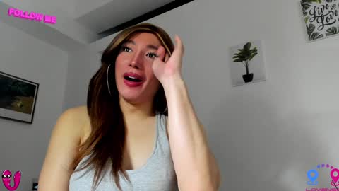 Snapshot of hottycrishinaxx chatting on December 16, 1:22 pm crishinahotty online show from December 16, 1:22 pm