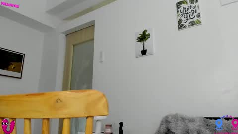 Snapshot of hottycrishinaxx chatting on September 10, 5:29 am crishinahotty online show from September 10, 5:29 am