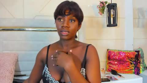 Snapshot of huddah_cam chatting on February 26, 2:25 pm huddah online show from February 26, 2:25 pm