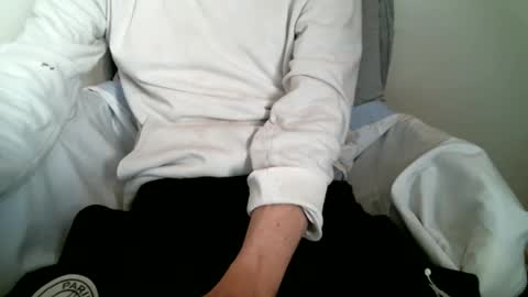 Snapshot of hug_me chatting on November 7, 10:48 am Keanu online show from November 7, 10:48 am
