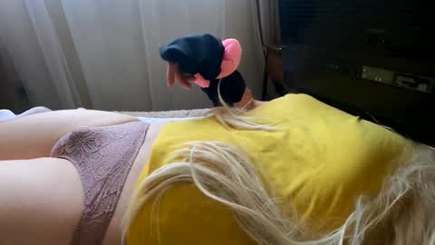 Snapshot of hugecumshots1 chatting on October 27, 10:47 pm HugeCumshots online show from October 27, 10:47 pm